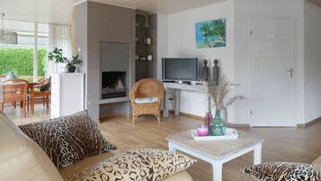House | Living room | Fireplace, DVD player