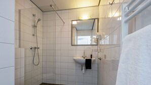 Shower dan handuk