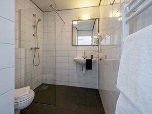 Buồng tắm vòi sen, khăn tắm 
