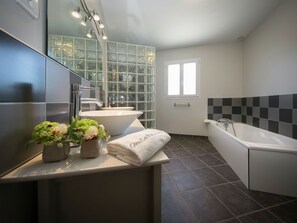 Villa | Salle de bain | Ensemble douche/baignoire