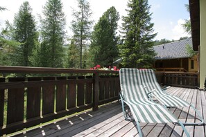 House | Balcony - Sunlit Cabin with Hot Tub in Turracherhohe (Stadl-Predlitz)
