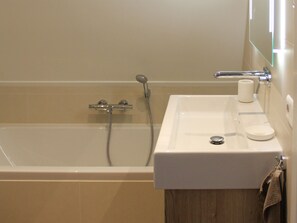 Villa | Bathroom - Beautiful, Thatched Villa With a Sauna at the Tjeukemeer (Delfstrahuizen)