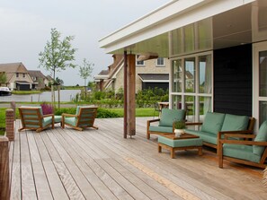 Villa | Balcony - Beautiful, Thatched Villa With a Sauna at the Tjeukemeer (Delfstrahuizen)