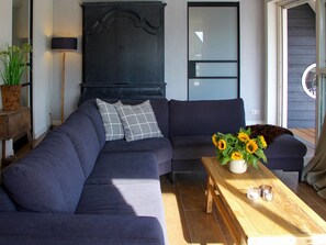 Villa | Living room - Beautiful, Thatched Villa With a Sauna at the Tjeukemeer (Delfstrahuizen)