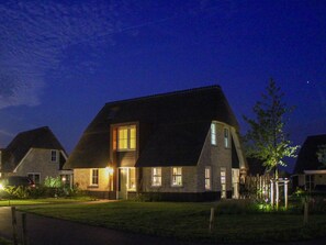 Exterior - Beautiful, Thatched Villa With a Sauna at the Tjeukemeer (Delfstrahuizen)