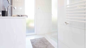 Shower - Luxe Chalet, Sauna & Spa Tub Near Valkenburg (Schin op Geul)