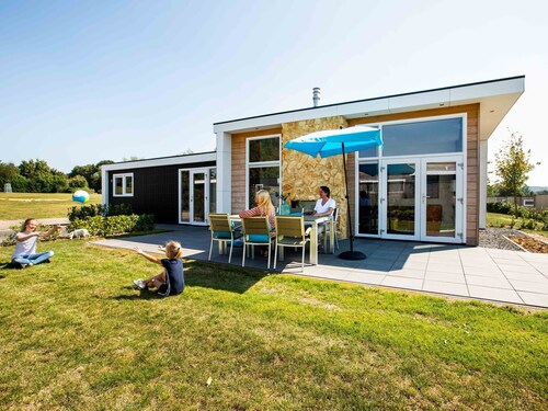 Luxe Chalet, Sauna & Spa Tub Near Valkenburg