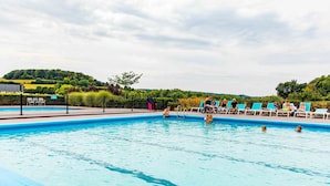 Outdoor pool - Luxe Chalet, Sauna & Spa Tub Near Valkenburg (Schin op Geul)