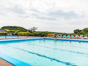 Outdoor pool - Luxe Chalet, Sauna & Spa Tub Near Valkenburg (Schin op Geul)