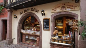 A bakery with a sign reading 'Au Petit Délice' and a chalkboard menu. - Apartment in Riquewihr Near Vineyards (Riquewihr)