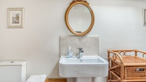 House | Bathroom - Alluring Holiday Home in Savigné With Private Pool (Savigne)