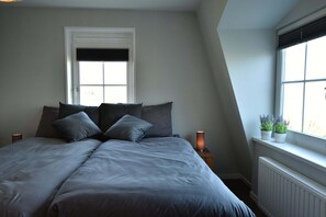 4 bedrooms, individually furnished, bed sheets - Luxurious and Modern House With Large Garden, Privacy and Wi-fi, Near Schoorl and the Beach (Warmenhuizen)