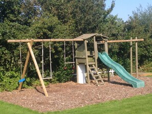 Children’s area - Luxurious and Modern House With Large Garden, Privacy and Wi-fi, Near Schoorl and the Beach (Warmenhuizen)