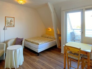 1 habitación, muebles diferentes y ropa de cama