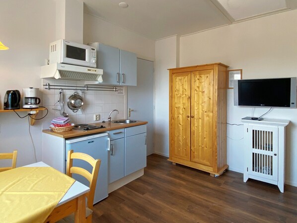 Apartment | Private kitchen - Unique Studio on Large Estate With sea View (Bergen aan Zee)