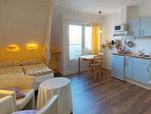 Apartment | Private kitchen - Unique Studio on Large Estate With sea View (Bergen aan Zee)