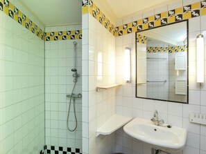 Ferienhaus | Badezimmer | Dusche, Handtücher