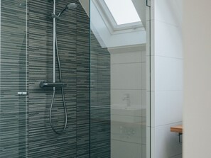 Ferienhaus | Badezimmer | Dusche, Handtücher
