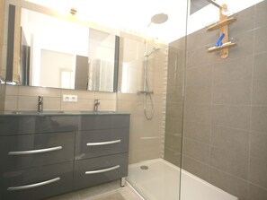 Villa | Badezimmer | Dusche, Handtücher