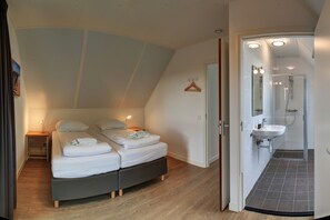 3 habitaciones, muebles diferentes y ropa de cama