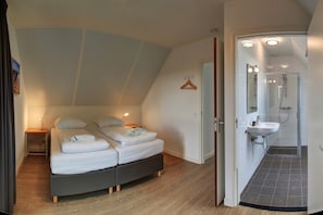 Muebles diferentes y ropa de cama