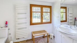 Unclassified image, 5 of 35, button - Plush Holiday Home in Tourrettes With Private Swimming Pool (Tourrettes)