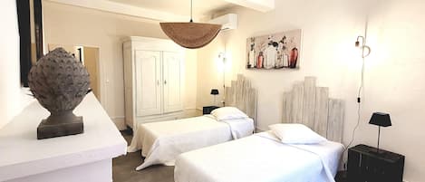 3 habitaciones, muebles diferentes y tabla de planchar con plancha