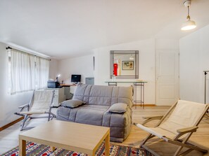 Living room - Cosy Apartment in Saint-didier With Open Kitchen (Saint-Didier)