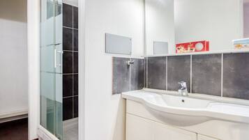Apartment | Bathroom | Shower, towels