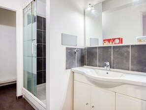 Apartment | Bathroom | Shower, towels - Cosy Apartment in Saint-didier With Open Kitchen (Saint-Didier)