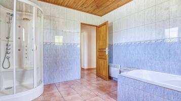 Kombinasi shower/bathtub dan handuk