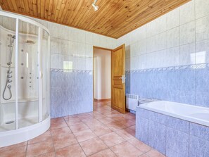 Kombinasi shower/bathtub dan handuk