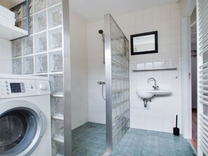 Ferienhaus | Badezimmer | Dusche, Handtücher