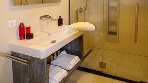 Villa | Bathroom | Shower, towels - Luxurious Wellness Villa With Sauna, Located by the Tjeukemeer (Delfstrahuizen)