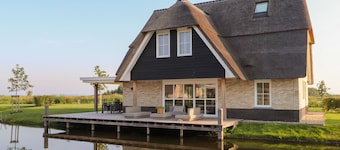 Luxurious Wellness Villa With Sauna, Located by the Tjeukemeer