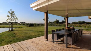 Villa | Balcony - Luxurious Wellness Villa With Sauna, Located by the Tjeukemeer (Delfstrahuizen)