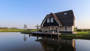 Exterior - Luxurious Wellness Villa With Sauna, Located by the Tjeukemeer (Delfstrahuizen)