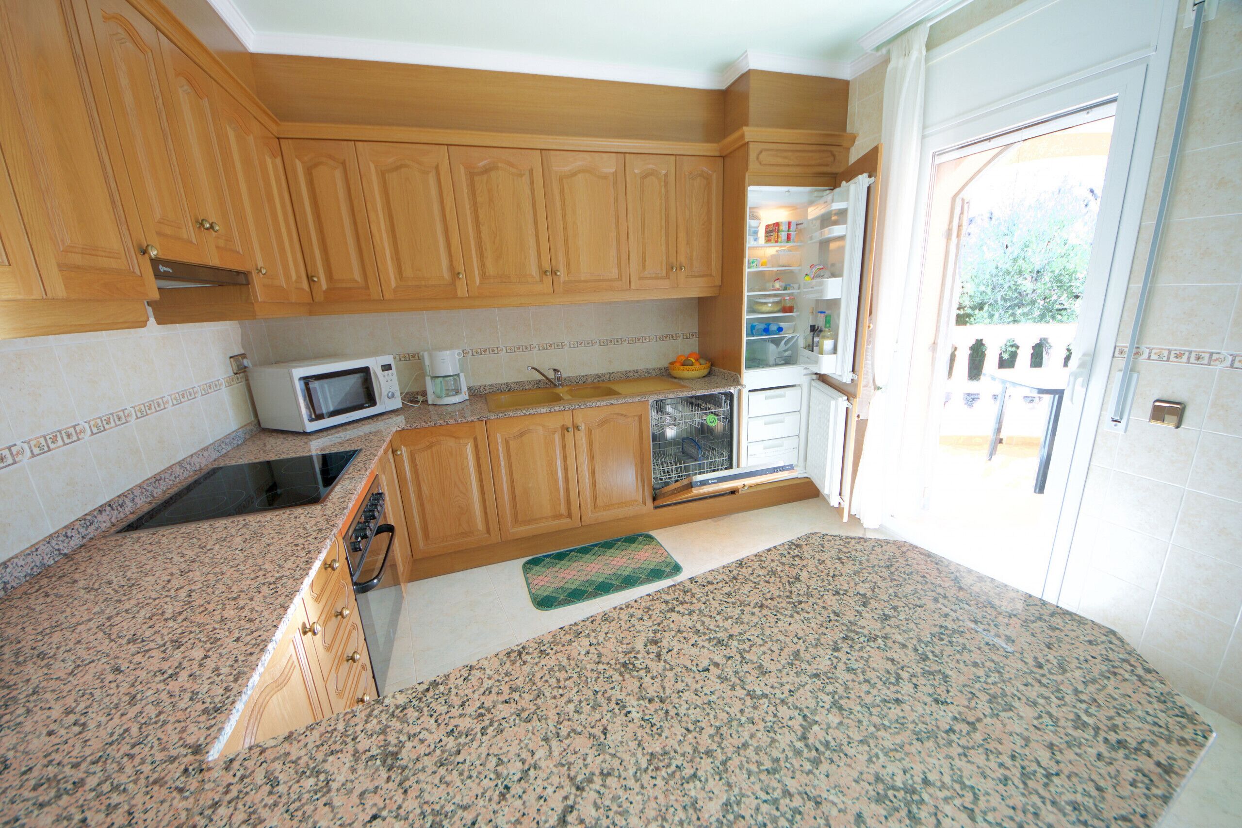 Frigorífico, microondas, horno y lavavajillas