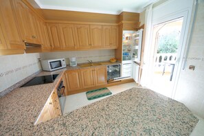 Réfrigérateur, micro-ondes, four, lave-vaisselle