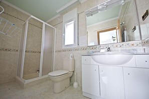 Badewanne, Haartrockner, Handtücher