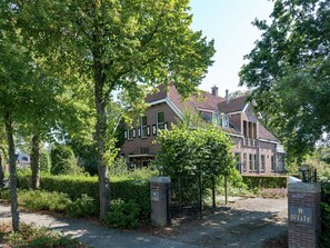 Exterior - Spacious Villa in Sint Jacobiparochie near Sea (Sint Jacobiparochie)