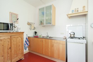 House | Private kitchen - Idyllic Rural Home With Bikes (Easterlittens)