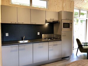 Bungalow | Private kitchen | Fridge, microwave, dishwasher, coffee/tea maker