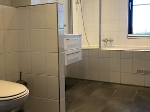 A modern bathroom with a toilet, a shower, and a bathtub. - Modern Villa With a Nice Terrace, at the Marina (Maurik)