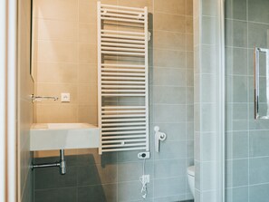 Cottage | Bathroom | Shower, towels