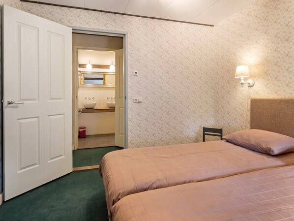 3 bedrooms, individually furnished, iron/ironing board, bed sheets - Holiday Home in Horssen With a Garden (Horssen)