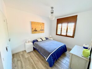 5 bedrooms, iron/ironing board, free WiFi, bed sheets