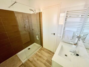 Dusche, Haartrockner, Handtücher