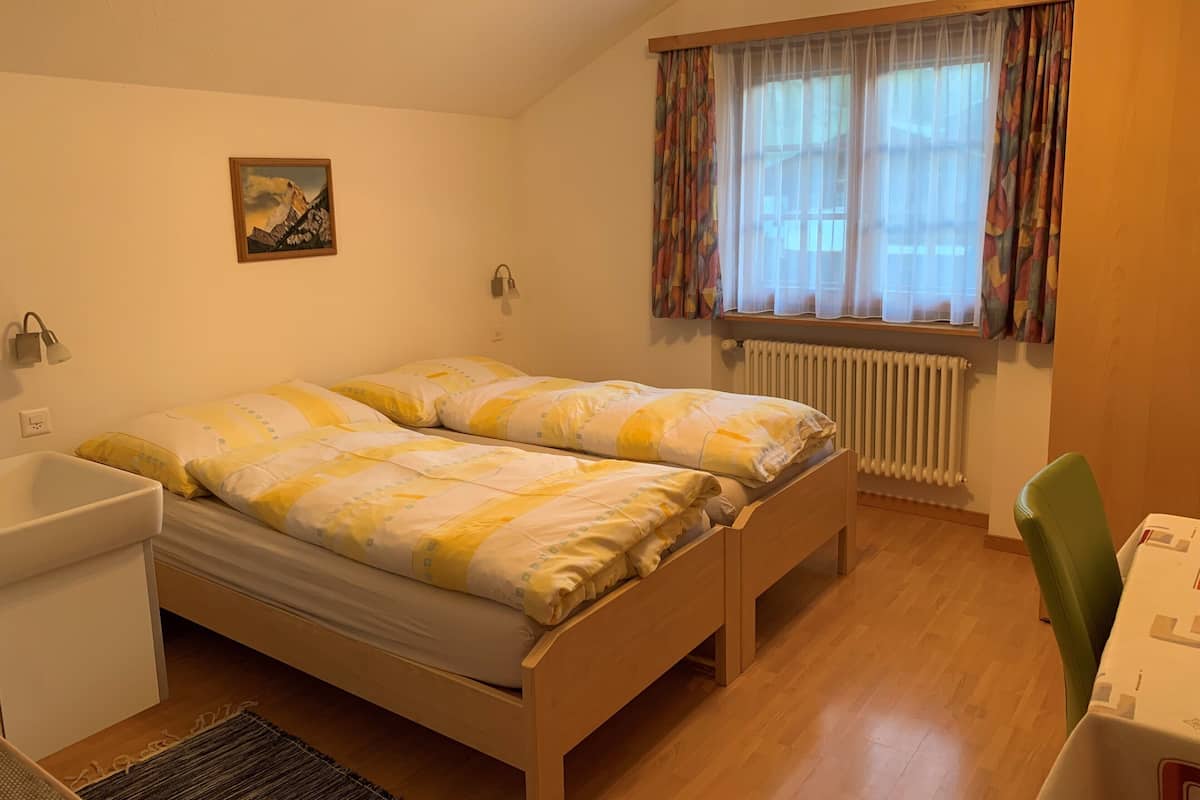 Zimmer, Gemeinschaftsbad | 2 Schlafzimmer, Daunenbettdecken, individuell eingerichtet
