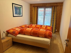 Appartement, 2 slaapkamers, op benedenverdieping | Donsdekens, individueel gemeubileerd, reisbedje, gratis wifi